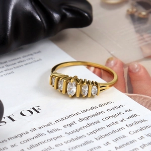 Britischer 18k Gold Kronenring mit fünf Markis-Zirkonia-Steinen in Mikropflasterung
