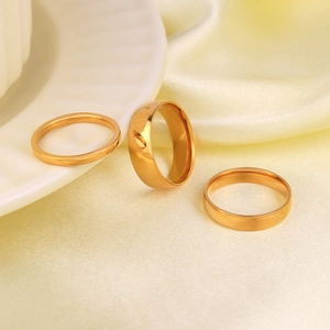 Tres anillos apilables minimalistas bañados en oro de 18K con diferentes anchos