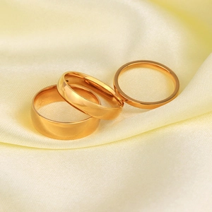 Juego de tres anillos minimalistas apilables chapados en oro de 18K con acabados pulidos