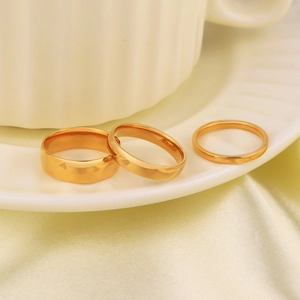 Juego de tres anillos apilables bañados en oro de 18K en varios grosores