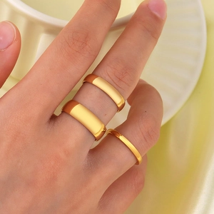 Set de tres anillos lisos bañados en oro de 18K con diferentes anchos