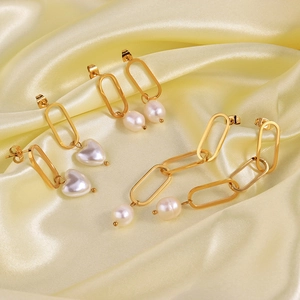 Orecchini vintage francesi con perle naturali d'acqua dolce e pendenti in metallo dorato