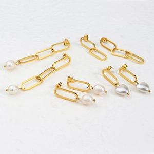 Set di orecchini pendenti in oro vintage con perle d'acqua dolce naturali e ciondoli a cuore