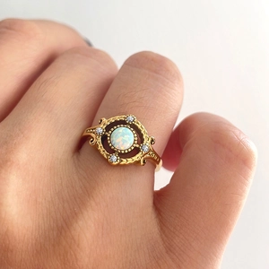 Anillo retro de oro de 18K con piedra de opalo y diamantes de imitación chic