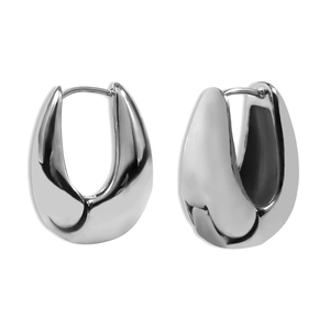 Gros plan sur des boucles d'oreilles gouttes creuses en argent avec finition miroir poli