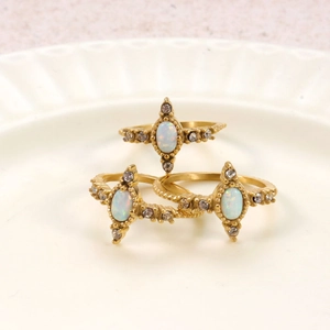 Ensemble de bagues bohèmes dorées vintage avec opales blanches et zircons cubiques