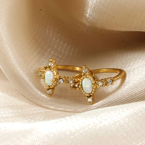 Bague vintage dorée avec opales ovales et accents de zircons étincelants pour femme