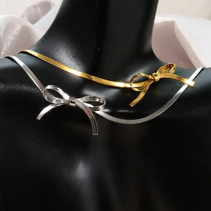 Vintage-Schleifen-Halskette in 18K Gold und Silber-Finish auf flachen Schlangenketten