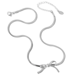 Details der silbernen Schlangenkette mit Schleifenanhänger und poliertem Karabiner
