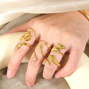 Elegante conjunto de anillos dorados de corazón y serpiente para mujer estilo lujo