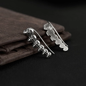 Macro-opname van vintage roestvrijstalen oorknopjes met vijf punk schedel details