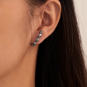Manchette d'oreille en acier inoxydable gothique avec une rangée de crânes vintage