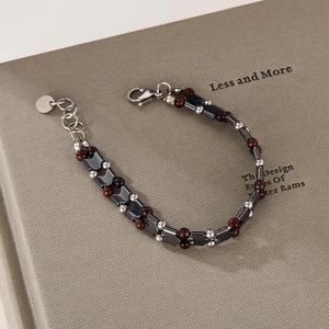 Dettaglio del bracciale con perline in ematite e pietre zebra con chiusura a moschettone