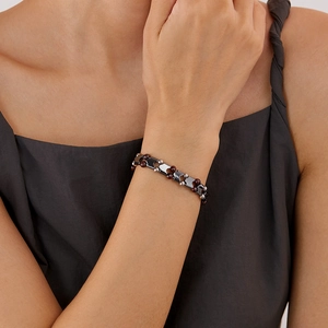 Dettaglio di un bracciale con perline occhio di tigre e pietra zebra con inserti in metallo