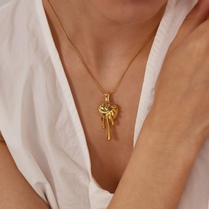 Collier en acier inoxydable doré avec un pendentif unique en forme de cœur de lave