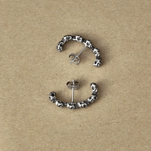 Boucles d'oreilles punk en acier inoxydable avec relief de crâne rétro