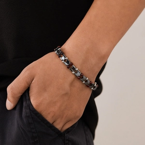 Dettaglio del bracciale in acciaio al titanio con occhio di tigre e pietre zebra