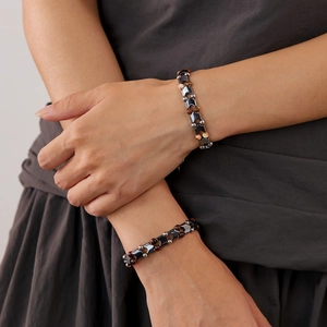 Set di due bracciali in acciaio al titanio con pietre naturali occhio di tigre e zebra