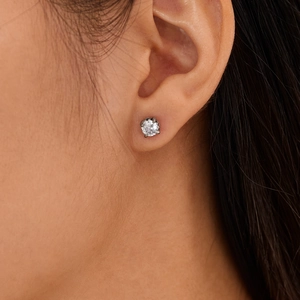 Orecchino a perno classico in zirconia tonda con castone a quattro griffe su orecchio