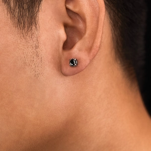 Orecchino a perno unisex con zircone nero e montatura a quattro griffe in argento