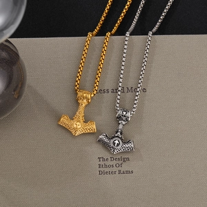 Détail des pendentifs Viking Mjölnir avec textures tressées et collier en chaîne maille