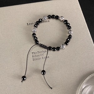 Detalle de pulsera ajustable con cuentas de ónix negro y piedra de mármol en exhibición