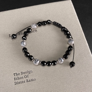 Pulsera de cuentas ajustable con cuentas negras facetadas y piedras de mármol de estilo minimalista