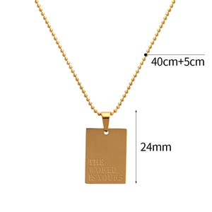 Collana minimalista con catena a sfere dorata e ciondolo rettangolare lucido inciso