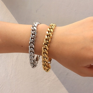 Detalle de pulseras de cadena cubana gruesa en oro y plata con cierres de mosquetón