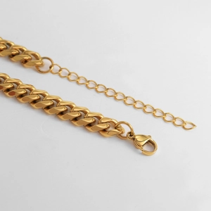 Detailansicht der goldenen Panzerkette mit Karabinerverschluss und verstellbarer Verlängerung