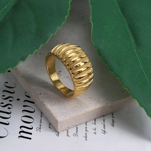 Anello croissant in acciaio inossidabile dorato con trama a righe su base in pietra
