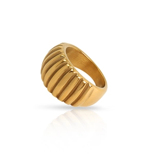 Anello a fascia larga dorata con trama a pieghe verticali e superficie interna lucida