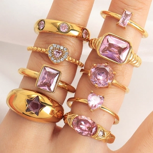 Ensemble de 9 bagues dorées pour femmes avec zircons roses en formes de cœur et d'étoile