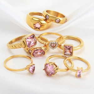 Ensemble de bagues en acier inoxydable plaqué or 18 carats avec cristaux roses variés