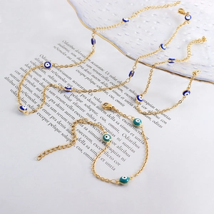 Collana bohémien occhio del male dorata con perline turchesi e chiusura a moschettone