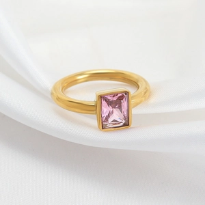 Bague élégante en acier titane doré avec cristal rose rectangulaire sur soie blanche