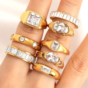 Anillos vintage franceses de acero de titanio dorado con circonitas cúbicas claras