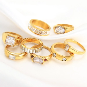Set de siete anillos de acero de titanio dorado con circonitas sobre seda blanca