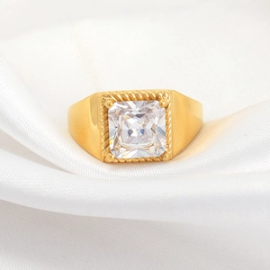 Anillo de titanio dorado de lujo con circonita cuadrada y borde decorativo de cuerda trenzada
