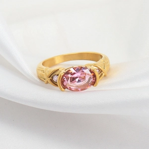 Bague en acier plaqué or 18K avec pierre rose ovale et design d'étoiles