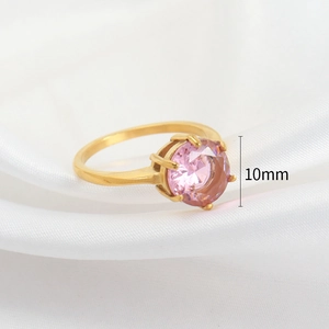 Détail d'un cristal rose rond de 10 mm sur une bague en acier doré 18 carats