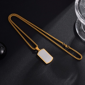 Collier pour homme avec pendentif rectangulaire bicolore et chaîne dorée sur cuir noir