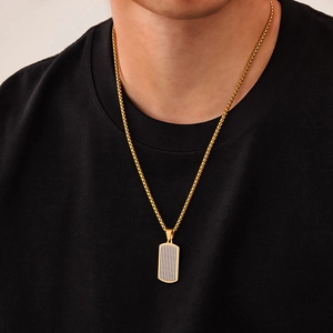 Collier pour homme avec pendentif rectangulaire bicolore à rayures sur t-shirt noir