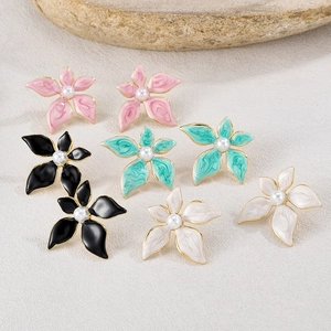 Vue détaillée des boucles d'oreilles fleur en émail et perles en plusieurs couleurs