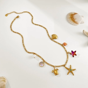 Collana dorata a tema marino con ciondoli a forma di stella marina, tartaruga e conchiglia