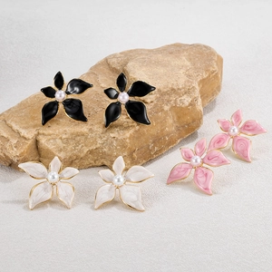 Détails de boucles d'oreilles fleurs françaises avec émail et perles blanches au centre
