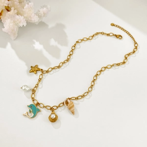 Collana con delfino dorato e ciondoli oceanici con stelle marine e perle su catena