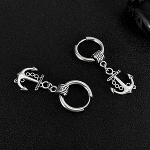 Vue détaillée de la boucle d'oreille ancre vintage en acier avec détails de style punk