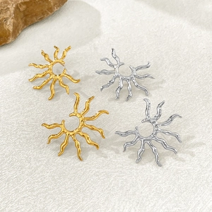 Detailansicht abstrakter gold- und silberner Sonnenblumen-Ohrringe mit Lava-Textur