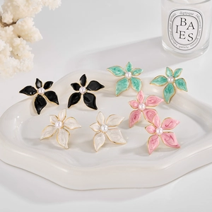 Détail des boucles d'oreilles fleurs avec pétales en émail et perles en plusieurs couleurs